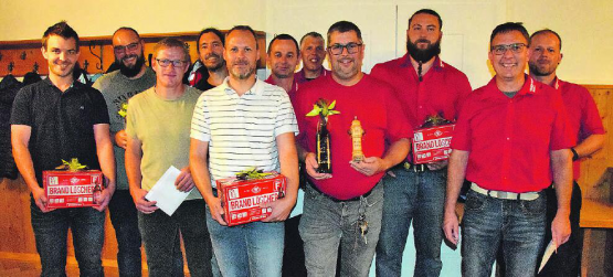 Kleine Geschenke erhalten die Freundschaft: Kommandant Ueli Sommerhalter (hinten Mitte) legt stets Wert darauf, ausserordentliche Leistungen und Abschiede zu würdigen. (Bild: st.)