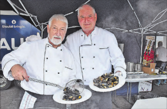 Die legendären Muschelköche: Andreas Huber und Denis Hornung bereiteten das begehrte Muschelgericht zu.