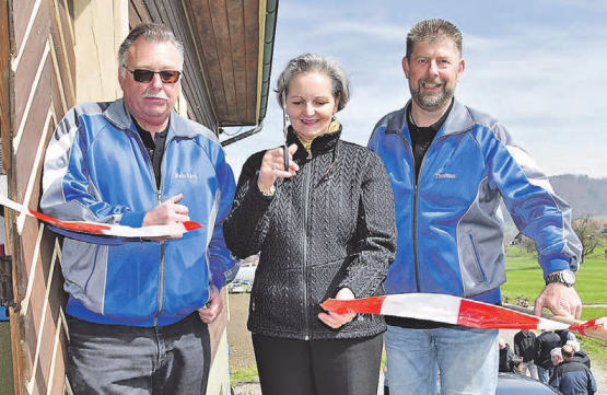 Gibt offiziell die neue elektronische Trefferanzeige an der Schiessanlage Friedlistall mit dem Banddurchtrennen frei: Grossratspräsidentin Renata Siegrist, eingerahmt von Reinhard Schaffner und Thomas Scheuzger. (Bilder: aw.)
