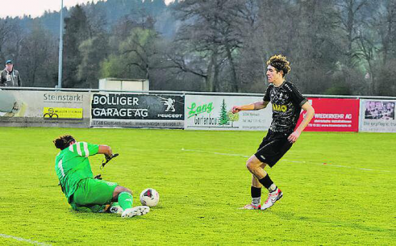 Gontenschwils Loris Antonuccio kommt nicht an Entfelden-Torhüter Michele Sanso vorbei. (Bild: Roland Jaus)