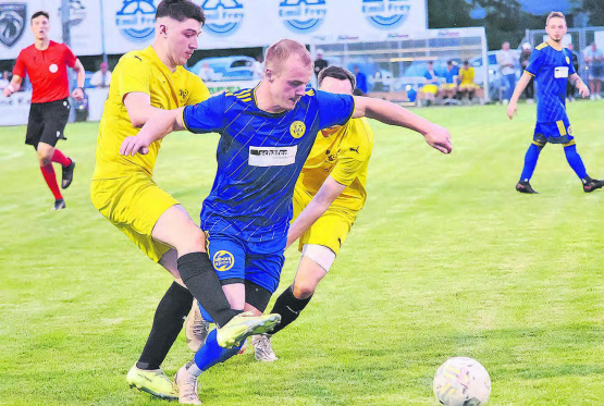 Unterschiedliche Welten: Die Kölliker in den gelben Trikots wehren sich eher verhalten gegen den Abstieg – die Blauen aus Gränichen bleiben dank dem 4:0-Sieg im Aufstiegsrennen. (Bild: Roland Jaus)