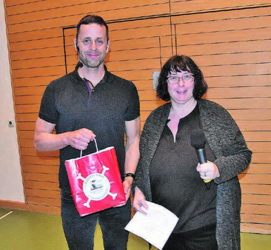 Sie sorgten für einen gelungenen Abend: Karin Dätwyler, Präsidentin der Kulturkommission und Meteorologe Gaudenz Flury. (Bild: aw.)