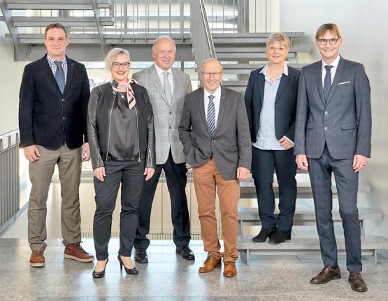 Gemeindeammann Josef Willi mit den verabschiedeten Behördenmitgliedern: Vizeammann Stefan Fischer, Regula Amsler,Alain Remund, Simone Bertschi, Kurt Lüscher, Marcel Hirschi und René Scheurer (v.l.n.r) Auf dem Bild fehlen Eveline Bertschi, Ursula Graser und Patrik Leutwiler, welche an der Gemeindeversammlungsteilnahme verhindert waren. (Bild: zVg.)