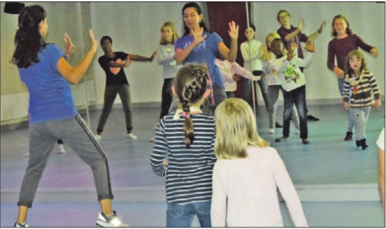 Das machte vielleicht Spass! Getanzt werden konnte vor einer grossen Spiegelwand – wie bei den professionellen Tänzerinnen und Tänzern. (Bilder: st.)