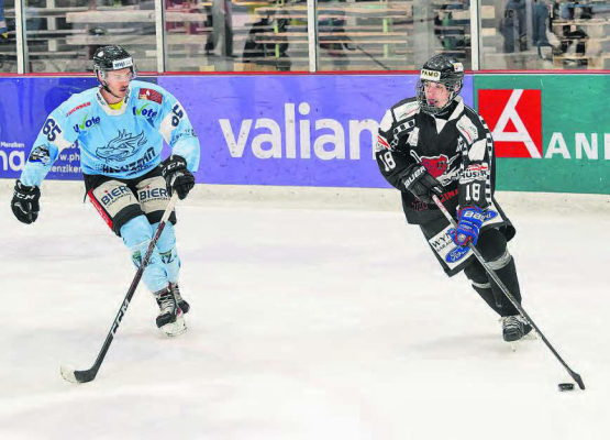 Andrin Rüedi von den ZSC Lions U20 (rechts) spielt mit einer B-Lizenz beim den verletzungsgeplagten Red Lions Reinach. Bereits nach 14 Minuten traf er für seinen neuen Arbeitgeber. (Bilder: Roland Jaus)