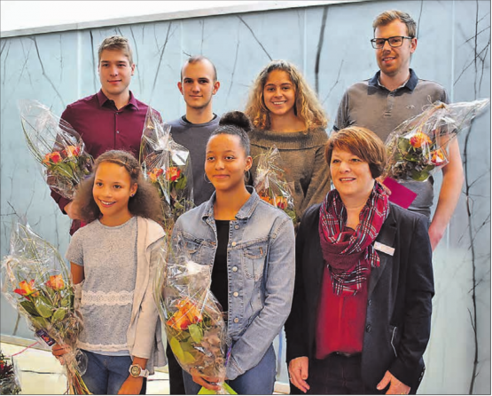 Erfolgreiche Sportler am Gränichen Neujahrsapéro geehrt: (hinten v.l.n.r.) Lukas Baroke, Selim Hediger, Selina Furler und David Gammeter; (vorne) Ida Werner, Valentina Hediger und Gemeinderätin Regina Heller. (Bilder: hg.)