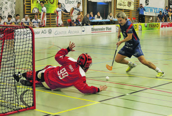 Viele Tore in der Pfrundmatt: Der UHC Lok Reinach ringt Ticino Unihockey nieder. (Bild: Roland Jaus)