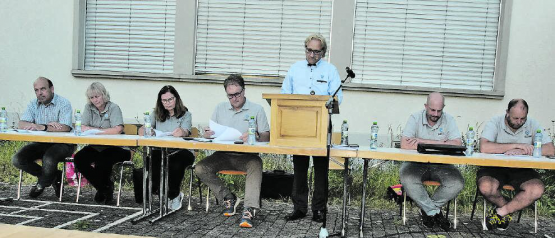 Im Schatten des Schul- und Gemeindehauses: Abendliche Kühle und keine «heissen» Traktanden, die Anwesenden waren entspannt. Finanzverwalter Beat Hügi, Gemeinderätinnen Beatrice Neeser und Monika Hugentobler, Gemeindeschreiber Peter Lüthy, Gemeindeammann Martin Goldenberger, Vizeammann André Windisch und Gemeinderat Markus Bolliger (v.l.). (Bilder: st.)