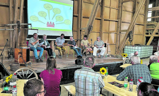 Spannende Gesprächsrunde mit Hermann Graser, Therese Wirz, Dani Haldimann, Beat Brunner, Sales Humm und ganz rechts die Geschäftsführerin Höchweidhus, Cynthia Cavazzutti. (Bild: Rudolf Sager)