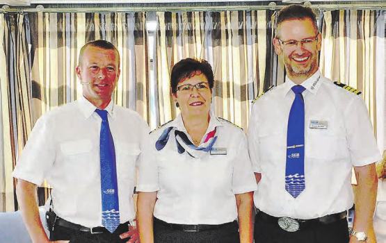 40 Jahre im Dienst der Hallwilerseeflotte: Matrosin Ursula Häusermann und Kapitän Bruno Fischer durften von Verwaltungsratspräsident Thomas Lindenmann (links) den verdienten Dank entgegennehmen. (Bilder: msu.)