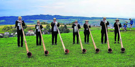 Vor atemberaubender Kulisse: Die Alphorngruppe Leutwil stimmte das Publikum auf die Bundesfeier ein. (Bilder: mek)