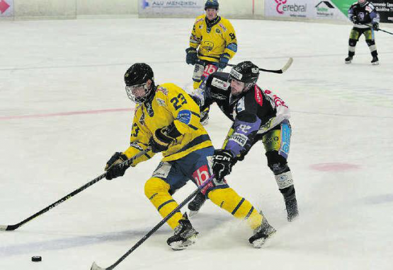 Reinachs Yannic Strebel (r.) im Zweikampf mit dem früheren ungarischen Nationalspieler und Ex-Reinacher Kiss Zsombor. (Bild: Roland Jaus)