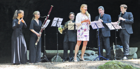 Bläser-Quintett und eine Mezzosopranistin: Josefiina Dunder (Flöte), Brigitte Leutenegger (Fagott), Lorenz Raths (Horn), sowie Francesco Negrini und Adrian Zinniker (Klarinette) mit Wioletta Hebrowska. (Bilder: Remo Conoci)