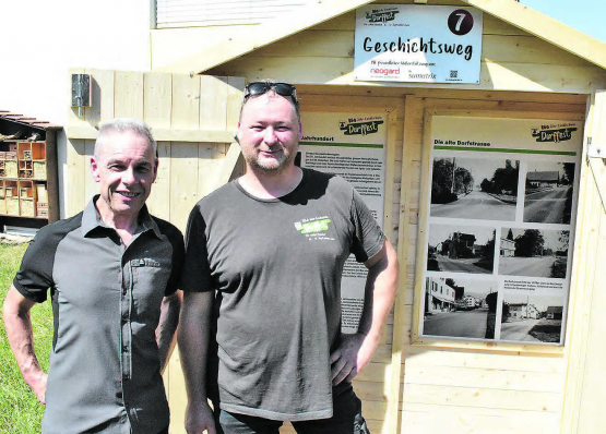 OK-Präsident Didi Würgler (rechts) und Rolf Bolliger freuen sich über den gelungenen Geschichtsweg, welcher ab sofort zu einer kleinen Zeitreise durch 850 Jahre Dorfgeschichte einlädt. (Bilder: hg.)