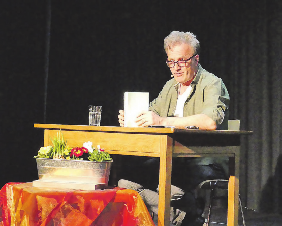 Weit mehr als eine Lesung: Alex Capus vermochte das Publikum mit seinen wortgewandten Erzählungen zu fesseln. (Bild: moha.)