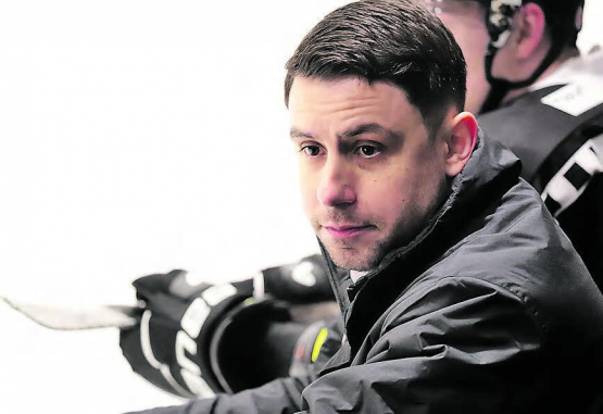 Adriano Pennaforte, hier noch als Cheftrainer an der Bande der Red Lions Reinach, will den Club mit seiner Investment-Gruppe übernehmen. (Bild: rc.)