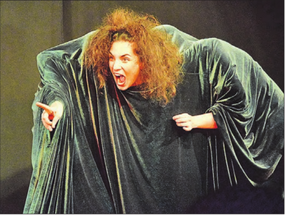 Sie sah wirklich fürchig aus: Die übergrosse Hexe heckte im Geheimen aus, wie sie die beiden Kinder fangen und mästen konnte. (Bilder: st.)