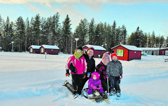 «Wir machen alles gemeinsam». Jöly und Steffi Riedweg, mit den Kindern Flavio, Janina und Elias, haben im Norden Schwedens ein neues Zuhause gefunden. (Bilder: zVg.)