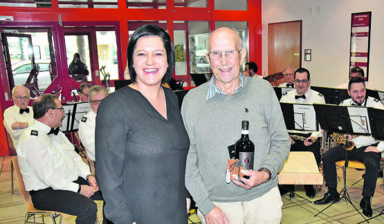 Der Schmiedrueder Glöckner zieht nicht mehr an den Seilen: Edi Häfeli, von Marliese Loosli gebührend verabschiedet.