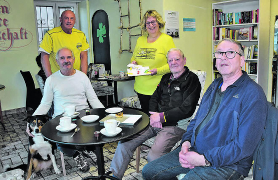 Tempi passati: Noch einmal ein strahlendes Lächeln von Claudia Windel. Danach müssen sich die Herren (mit Hund) wohl ein neues Zuhause suchen. (Bilder: st.)