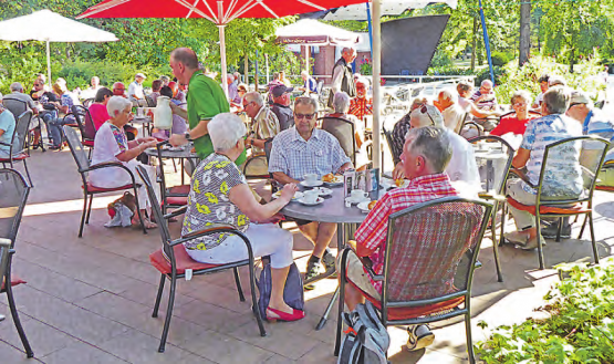 Gemütliches Beisammensein im sonnigen Kurpark: Bereits im Laufe des Morgens war dies ein erster Höhepunkt. (Bild: zVg.)