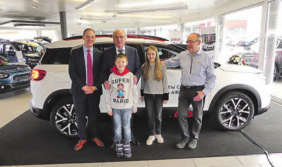 Ein familiärer Anlass: (von li.) Roman Faes, Hansruedi Faes, mit den Grosskindern Gian-Luca und Seraina Gloor, und Peter Speck begrüssen die Besucher in der Citroën-Ausstellung. (Bild: moha.)