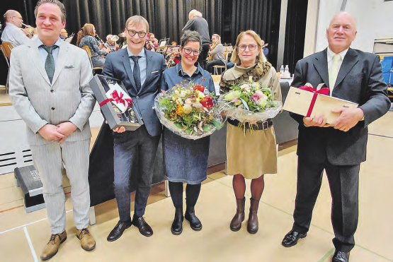 Verabschiedung zweier verdienter Gemeinderäte: (v.l.) Gemeindeammann Andreas Fetscher, André und Mirjam Muhmenthaler, Rosmarie und Hanspeter Lüem. (Bild: Roland Marti)