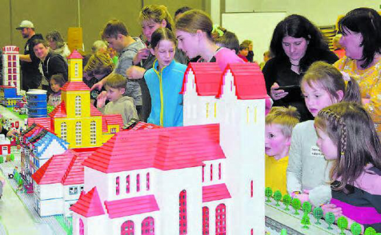Es gab vieles zu entdecken: Kirche,Wolkenkratzer und selbst der Eiffelturm konnten von einer begeisterten Gästeschar bewundert werden.