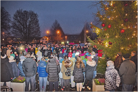 Grosser Aufmarsch der Bevölkerung. Zur Einweihung des Unterentfelder Weihnachtsbaumes mit Schülerchorvortrag bildete diese einen würdigen Rahmen. (Bild: Wolfgang Rytz)