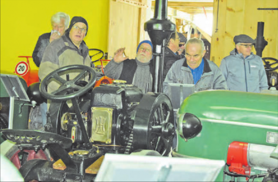 Staunen war angesagt: Peter Bachmann (Mitte) weist auf Besonderheiten hin, rechts von ihm Paul Müri, der Organisator der Delegiertenversammlung. (Bilder: st.)