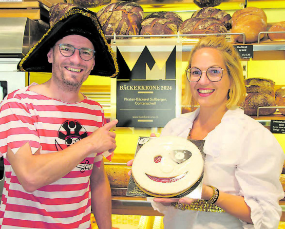 Die Bäckerkrone als Auszeichnung für die beste Bäckerei der Schweiz hängt gut sichtbar am Brotregal von Stefanie und Kevin Sollberger. (Bilder: rms)
