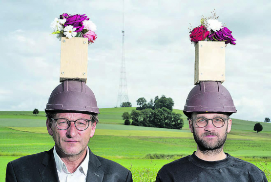 Wetz und Silas Kreienbühl feiern das 100-Jahr-Jubiläum – 90 Jahre Landessender und 10 Jahre KKLB – mit Helm, Blumen und einem ganz besonderen Kunstwerk. (Bild: zVg.)