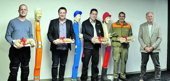 Schlüsselübergabe im Werkhof Moortal Gränichen: Vizeammann Hanspeter Lüem (r.) überreichte Schlüssel an (v.l.) Daniel Ziehli, Bauamt; Oliver Löffler, Technische Betriebe, Simon Schnell, Feuerwehr und Gregor Müller, Zivilschutz. Die Figuren stanmen von Holzbildhauer Peter Bissig aus Isenthal. (Bilder: mars.)
