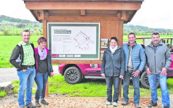 Drei Familien laden entlang des Buurelandwegs zum besonderen Erlebnis ein: Thomas und Denise Hunziker aus Leimbach, Karin und Erich Nyffeler aus Reinach und Ueli Wiederkehr (Ehefrau Lotti fehlt auf dem Bild) aus Gontenschwil (v.l.n.r.). (Bilder: hg.)