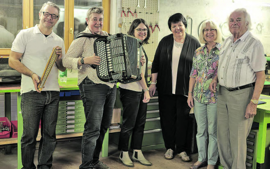 Das sind die «Klarinetten-, Saxofon-, Schlagzeug-, Klavier- und Akkordeonlehrer» im Musikstudio Frey: (v.l.) Sven Bachmann, Claudia Stutz, Sabine Bachmann, Lilo Gloor, Lina und Peter Frey. (Bilder: Dominique Rubin)