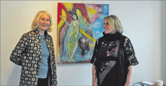 Anna-Verena Hoffmann und Manuela Plaschko-Sacher freuten sich über einen gelungenen Anlass und einen regen Austausch. Im Hintergrund ist das Bild «Die Regentänzerin» der Künstlerin Manuela Plaschko-Sacher zu sehen. (Bilder: jaf.)