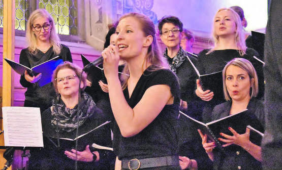 Der Gospelchor The Tune Ups mit Dirigentin Leila Erdin sorgte für ein stimmungsvolles Konzert. (Bilder: hg.)