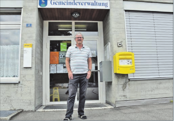 Kratz 4, 5057 Reitnau. Wo auch die Filiale der Post untergebracht ist, schaltet und waltet Heinz Wölfli bei der Gemeindeverwaltung als Gemeindeschreiber. Von hier aus kann er einen wunderbaren Blick über Reitnau geniessen. (Bilder: aw.)