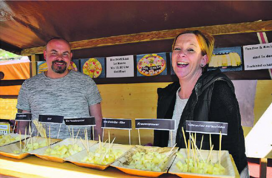Sie haben gut lachen: Nicole und Ilian Frei vom Chäsilädeli bieten unter vielem anderem «Frauenpower» und «Nussknacker» an, probieren konnte man soviel man wollte. (Bilder: st.)