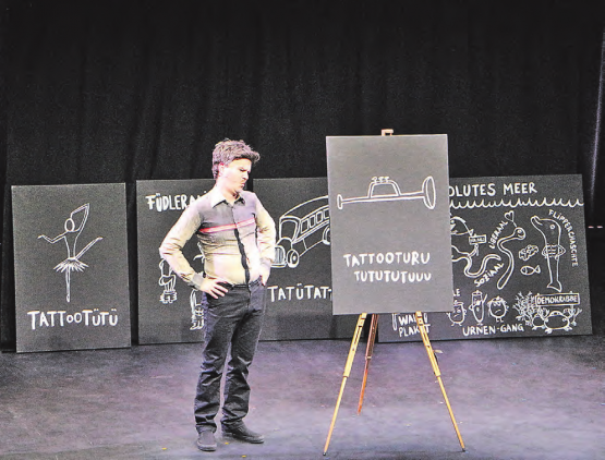 Auf Drängen von Werni zeigt Heinz in seiner Vernissage, dass Kunst und Politik gut zusammen funktionieren.