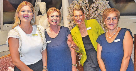 Das SalmUnikat-Team motiviert sich für die nächsten sieben Jahre: Rahel Stillhard, Maria Chirico, Claudia Salm und Regina Maurizzi v. l., nicht abgebildet Michaela Suter. (Bild: aw.)