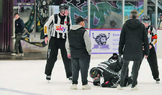 Unerwartete Situation: Die Versuche, das aufgebrochene Loch in der Eisdecke auf die Schnelle zu reparieren, waren erfolglos. (Bild: Roland Jaus)