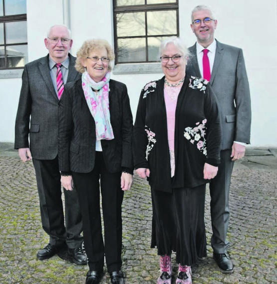 Abschiede, die schmerzlich sein werden: Ruedi Stucki, Anna Moser, Corinne und Thomas Michel-Kundt (v.l.) – für ganz kurze Zeit sogar ohne Maske. (Bilder: st.)