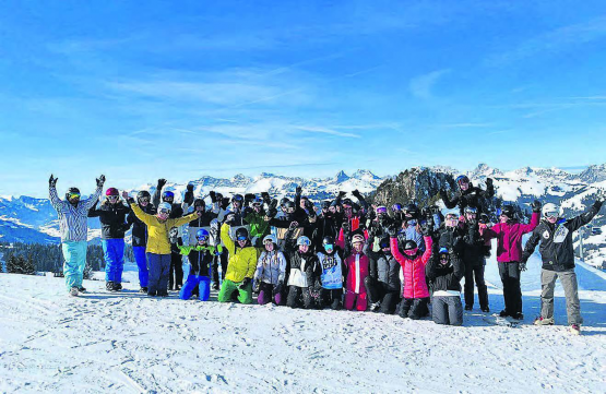 Vor der Abfahrt ins Tal gabs noch ein Gruppenfoto: Die 9. Klasse der Kreisschule aargauSüd verbrachte eine spannende Woche in Boltigen. (Bild: zVg.)