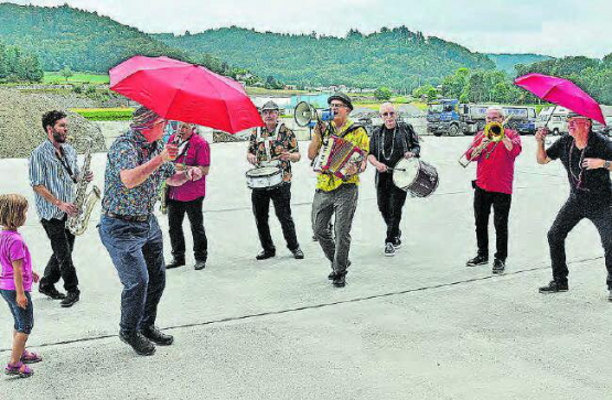 Die Musiker machen einen New-Orleans-Jazz-Rundgang durch das Firmenareal: Die Jazzband «Boogie Woogie» bei Fischer Kies + Beton in Staffelbach. (Bild: aw.)