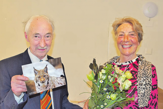 Sich gegenseitig beschenkt: Marion Theus überbrachte Peter Suter einen Karton mit Tierschutzkarten, dieser bedankte sich mit einem Blumenstrauss bei der Präsidentin Wildtierschutz Schweiz. (Bild aw.)