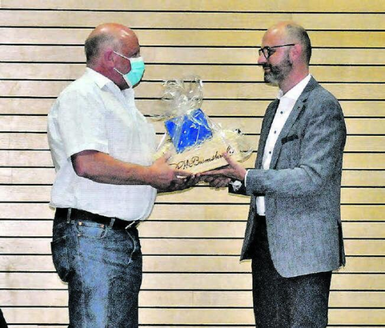 Für sein langjähriges Wirken geehrt: Der ehemalige Gemeindepräsident Roland Häfeli (l.) und der amtierende Adrian Häfeli. (Bild: mla.)