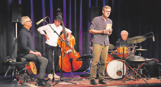 Organisierte Improvisation bei «Ume-Lieder Kollektion & Charms bricht ein» (v.l.): Ruedi Häusermann, Claude Meier, Herwig Ursin und Marco Käppeli. (Bild: Remo Conoci)