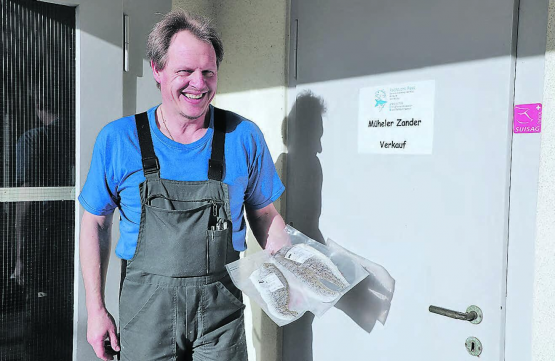 Nach drei Jahren Vorbereitungszeit gibt es nun frischen Fisch vom Bauernhof: Alexander Räss zeigt seine Zanderfilets aus eigener ökologischer Produktion. (Bilder: rc.)