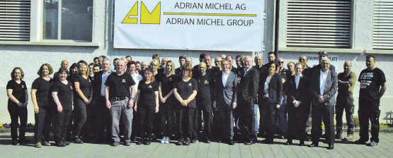 Die gesamte Belegschaft der Adrian Michel AG in Walde: Sie liessen es sich nicht nehmen, sich um den Landammann zu positionieren. (Bilder: st.)
